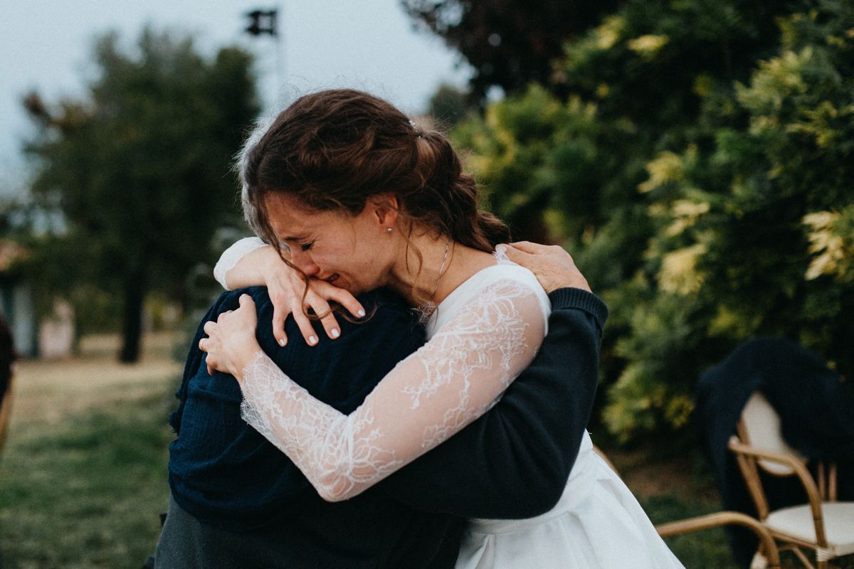 Sposa abbraccia commossa la nonna