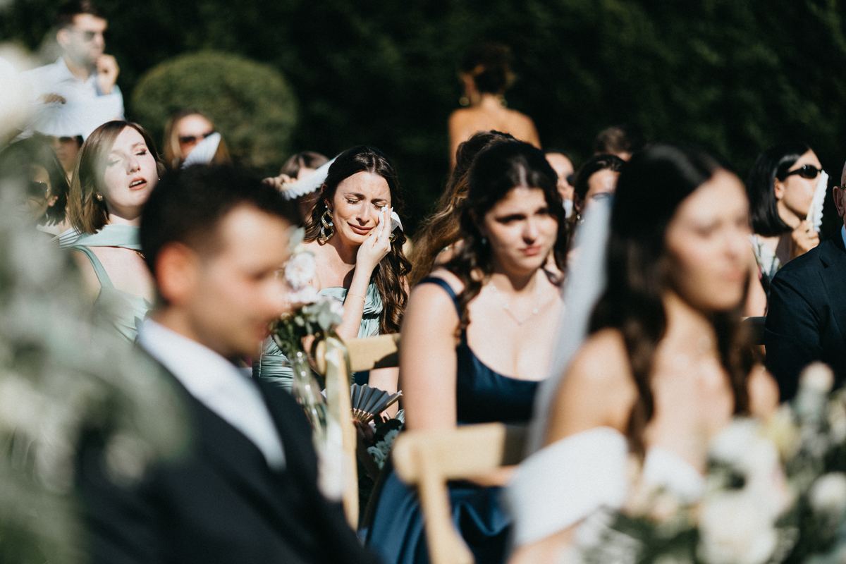 Invitati commossi durante la cerimonia